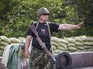 Proruský ozbrojenec na kontrolním stanoviti nedaleko Doncku (10. ervna 2014)