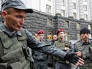 Písluníci ukrajinské Národní gardy ped sídlem vlády v Kyjev (10. ervna...