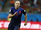 Arjen Robben se ítí za míem a do jedné z velkých ancí v zápase se...