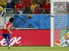 Chilan Jorge Valdivia dává gól v utkání MS proti Austrálii