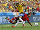 Brazilská hvzda Neymar v souboji s mexickým útoníkem Giovanim