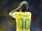 Brazilská hvzda Neymar se chytá za hlavu. Mexický branká Guillermo Ochoa mu...
