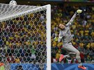 Brazilská branká Julio Cesar sleduje v zápase s Mexikem nebezpenou stelu, na...