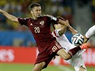Ruský fotbalista Viktor Fajzulin se snaí efektivn vyeit sloitou situace.