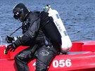 Policejní potápi hledají v Brnnské pehrad utopený invalidní vozík (15....