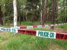 Policie uzavřela místo v klánovickém lese, kde našli kolejdoucí ohořelé tělo...