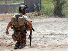 Písluníci iráckých bezpenostních sil zaujímají pozice pi bojích s islamisty...