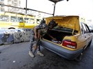 Irácký voják prohledává automobil na kontrolním stanoviti v Bagdádu. V hlavním...