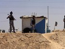 Písluníci iráckých bezpenostních sloek hlídkují na hranicích provincií...