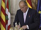 panlský král Juan Carlos I. se chystá podepsat abdikaní listiny a po 39...