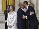 Odstupující král Juan Carlos I. se po podpisu abdikaních listin objímá se svým...