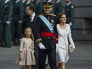 Nový panlský král Felipe VI. kráí po boku své choti Letizie a obou dcer...