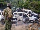 Keský policista stojí u vrak aut, které zniili neznámí teroristé v Kibaoni...