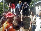 Neznámí útoníci postíleli v keském mst Mpeketoni nejmén 48 lidí. (16....