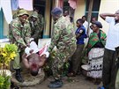 Neznámí útoníci postíleli v keském mst Mpeketoni nejmén 48 lidí. (16....
