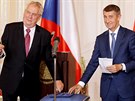 Prezident Milo Zeman a ministr Andrej Babi sthaj sttn dluhopis.
