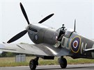 Stíhaka Spitfire, která se pedvedla ve Kbelích a nad prahou, je vyvedena v...