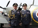 Emil Boek (vlevo) a Alois Dubec jako za války. Jen v jiných uniformách a s...