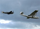 Obojivelný létající lun Catalina následovaný P-40N, v americkém letectvu...