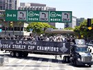 KAMION AMPION. Vítzové NHL se projeli ulicemi Los Angeles na korb náklaáku.