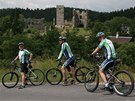 Cyklisté bhem putování Vysoinou navtvují i památky, teba hrad Roktejn.