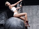 Konrtoverzní zpvaka Miley Cyrusová se svým klipem Wrecking Ball trhá na...