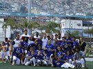 Anglití fotbalisté pózují ve sportovním komplexu v chudinské tvrti Rocinha na...