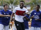 Anglický útoník Daniel Sturridge tancuje s místními obyvateli ve sportovním...