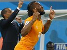 DÍKY, BOHU Didier Drogba vbíhá na hit v prbhu utkání s Japonskem. Po jeho...