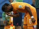 MODLITBA Didier Drogba (vlevo) se krátce ped píchodem na hit v utkání s...