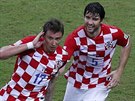 NENÍ VÁS SLYET Chorvatský útoník Mario Manduki (vlevo) slaví gól proti...