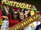 PODPORA. Portugalské fanynky jsou vyzbrojené alámi na zápas proti Nmecku.