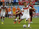 PENALTA. Thomas Müller stílí první gól v zápase proti Portugalsku.