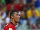 HOKOST. Hvzdný Portugalec Cristiano Ronaldo vydýchává prbh prvního poloasu...