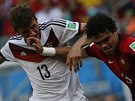 OSTRÝ BLOK. Portugalec Pepe (vpravo) brání Thomase Müllera, který v zápase...