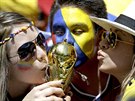 REPLIKA. Kolumbijtí fanouci se tulí ke zmenenin trofeje pro mistry svta.