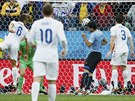 1:0. Luis Suárez otevírá skóre zápasu Uruguay - Anglie.