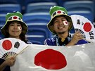 PED VÝKOPEM. Japontí fanouci ekají na zápas proti ecku.