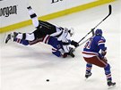 TYGÍ SKOK. Rick Nash z New York Rangers sleduje, jak jeho spoluhráe Ryana