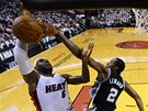 LeBrona Jamese z Miami blokuje Kawhi Leonard ze San Antonia.  