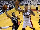 Kawhi Leonard ze San Antonia zakonuje, marn ho brání Chris Andersen z Miami. 