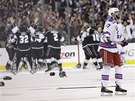 ZKLAMÁNÍ A JÁSOT.  Benoit Pouliot z New York Rangers polyká hokost, za ním se...