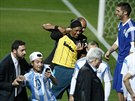 Fanouci po tréninku argentinských fotbalist vbhli na trávník.