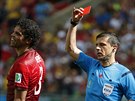 Portugalský obránce Pepe dostává ervenou kartu.