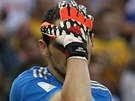 CO SE TO DJE? panlský branká Iker Casillas se drí za hlavu poté, co od...