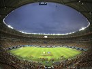 ZAČÍNÁME. Chorvaté a Kamerunci stojí na ploše stadionu v Manausu, městě...
