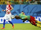FOTBALOVÁ AKROBACIE. Kamerunec Stephane Mbia se snaží pod dohledem Chorvata...