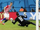 CHYBA BRANKÁE. Druhý chorvatský gól pidal Ivan Perii po patném výkopu...