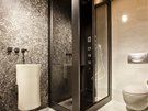 Stylový interiér - chalet: malá koupelna se záchodovou mísou i pisoárem je...