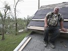 Denis Gentrup, kterému je 72 let, opravuje stechu svého domu v Pilgeru, který...
